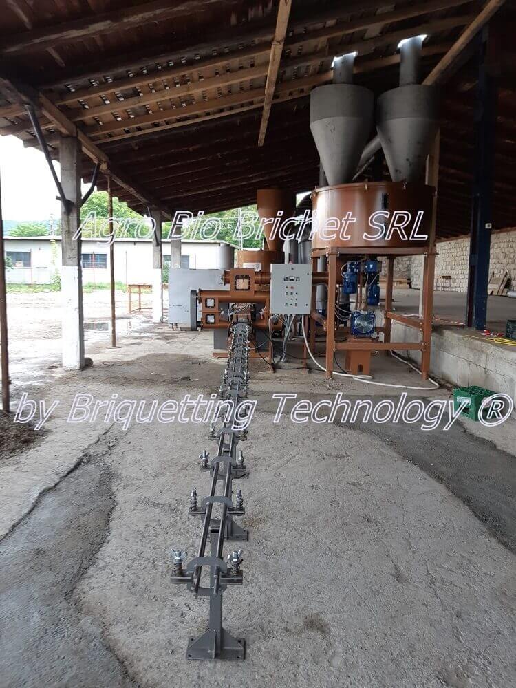 Briquetting line for straw briquettes in Livezi