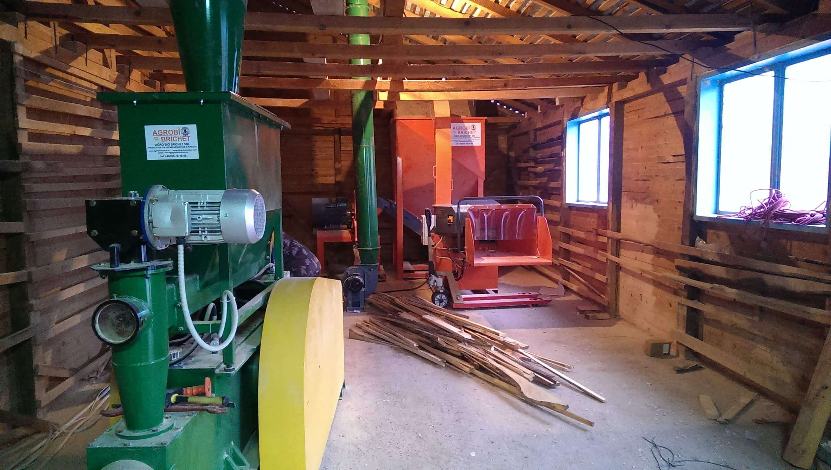 Briquetting machine for sawdust