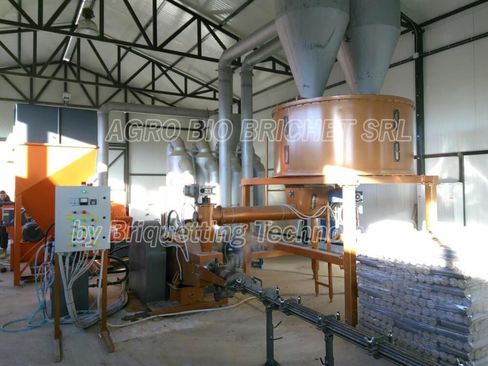 Briquetting machinery for sawdust briquettes in Ucea de Sus